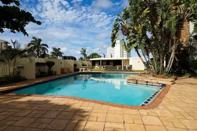 Image de Newly decorated 3 Bedroom Family Apartment with direct beach access.