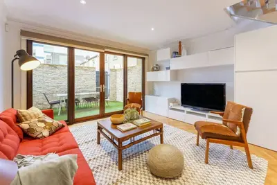 Image de Farrah - Designer, Three Bedroom Carlton Residence