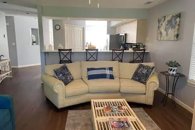 Image de Overlooking Golf Course - Great Location!