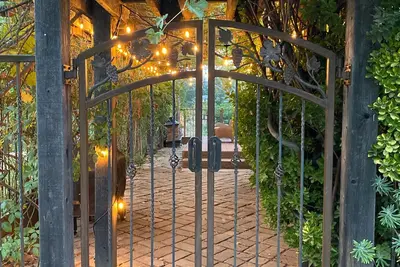Image de Gated Estate- Lake, Vineyard and Barn View Cottage