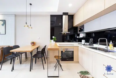 Image de Luxury 2BRs-2wc Apartment; 1. 5km from airport w/ free Pool & Gym