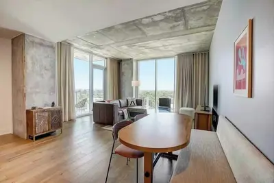 Image de 15th Fl 1br Condo | Heated Pool, Gym, Balcony, Bar