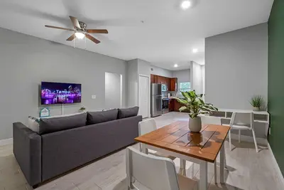 Image de Lovely newly built condo centrally located in Tpa