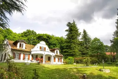 Image de An oasis of peace surrounded by greenery, just a stone's throw from the lakes.