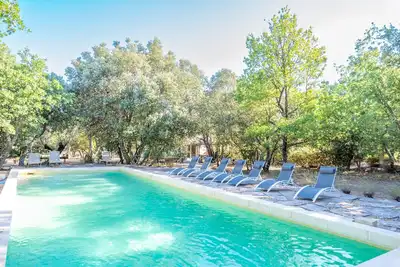 Image de Gîte confortable a Roussillion, climatisé, piscine chauffée14m, grand terrain.