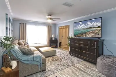 Image de Less than 15 min to Beaches! King bed. Perfect for couples or families.