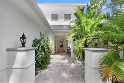 Image de 2. 5 acre Estate Home Huge Outdoor living area Pool – Central Naples Location