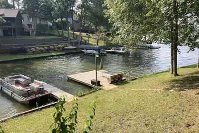 Image de Lakefront cottage on rustic setting in cove