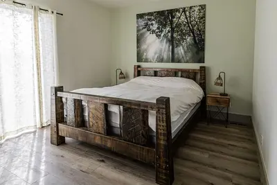 Image de Modern Holistic Home - Near the Village & Shopping!