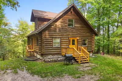 Image de Luxe Log Chalet | Sauna, River, Fire, Kayaks/Tubes