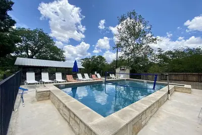 Image de Frio River House + Bunkhouse, Private Volleyball Pool, Pavilion, Riverfront!