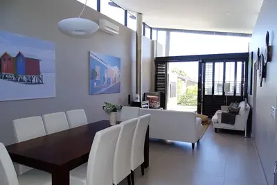 Image de Light&Bright top floor Apartment, a minute's walk to the beach!