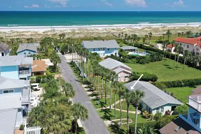 Image de Newly Renovated 1 Bedroom + Office/Den Cottage on Oceanfront Property with Pool Access - St. Augustine Beach