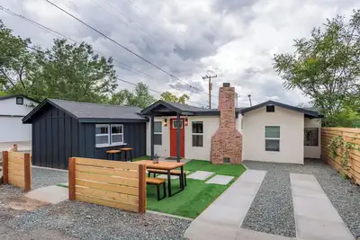 Image de Walk to Downtown! Pet Friendly, & Swings