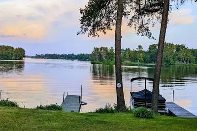 Image de Spacious Waterfront with large deck, 2 Docks and Bar/game room