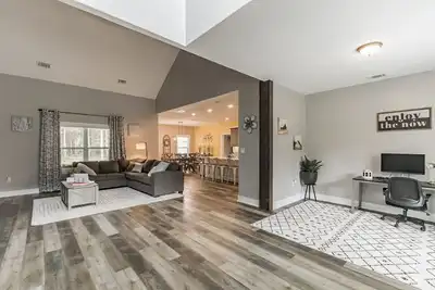 Image de Spacious secluded home minutes away from the beach!