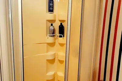 Image de 2-Bedroom private basement, Minutes from airport & transit