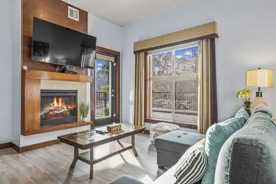 Image de Heart of Rockies- hot tub, gym Mtn view, 2br, sleeps 6 -S105