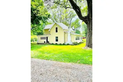 Image de Rustic Farmhouse with Spacious Wooded Lot