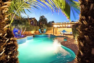 Amazing pool/spa oasis: pool table, golf & Nascar. Minutes to Spring Training!