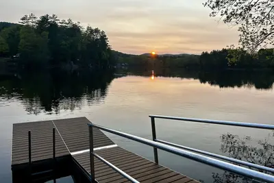 Image de Centrally located, modern riverfront cottage