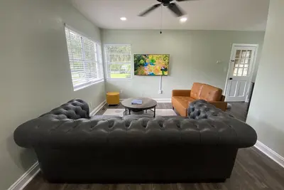 Image de Pet friendly 2-bdrm home minutes from the square