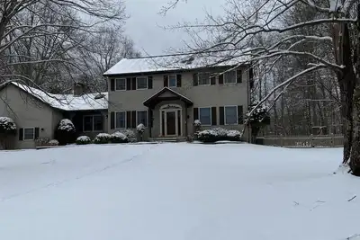 Image de Cozy beautiful home with pool and fireplace