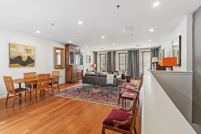 Urban Oasis: Stylish 2br Flat on Historic Mall