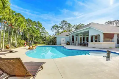 Image de Huge Pool & Yard: Florida Family Home