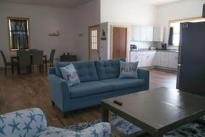 Image de Private, quiet & beautiful second story with peek a boo water views