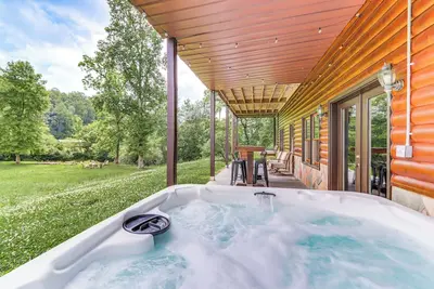 Image de Waterfront Cabin in Ellijay: Hot Tub + Game Room