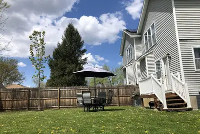 Image de Home away from home! Entire townhome- large backyard. Close to many colleges.