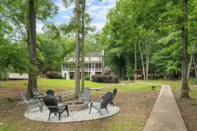 Image de Beautiful Updated Lake House w/ private deep water dock