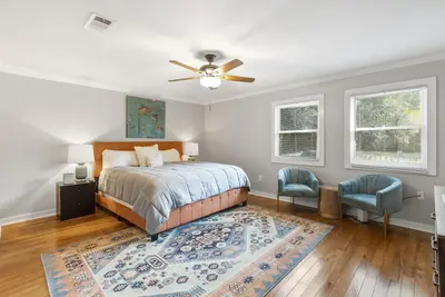 Image de Spacious 4 bd/3 bth Family Home- The Cypress House