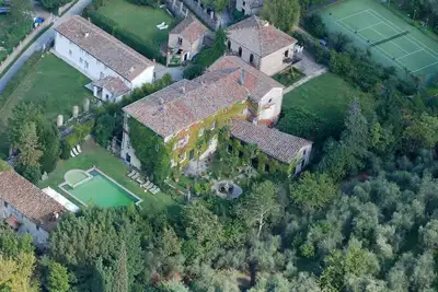 Nouveau! Spacieuse villa toscane, lieu exclusif avec piscine, chapelle et courts de tennis