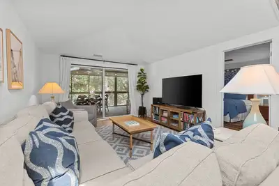 Image de 3 Br/2ba Screen Porch Cottage! Pet Friendly! Amenity access available for purchase