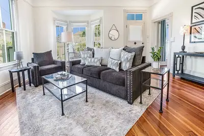 Image de Impeccably Restored Bungalow w/ Private Yard and Parking by Lucky Savannah