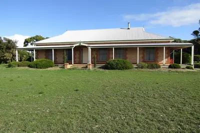 Image de Country Comfort - 5 bedroom Holiday Home with sea views!