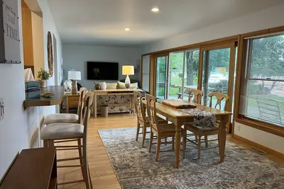 Image de Delightful sunny beachfront cottage with fire pit 4 min to Concerts!