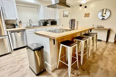 Image de Equipped 3bd/2ba Home with Private Backyard Oasis, Comfort & Convenience Await!