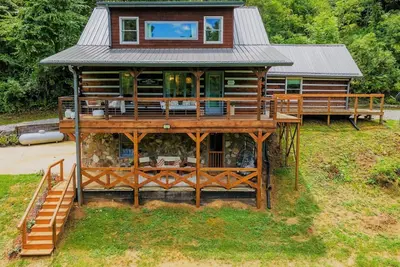 Image de Cozy Boho Log Cabin 20 mins to Avl with Hot tub-Game room-Creek-Firepit-Hammock