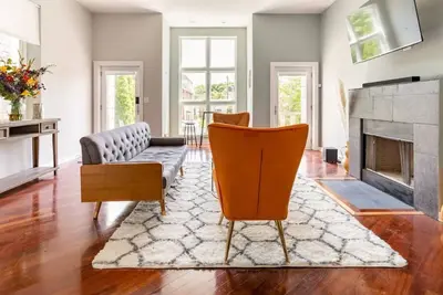 Image de Greystone, 3500 sq ft, Rooftop Access, Sleeps 16