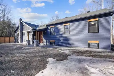 Image de Luxurious waterfront 5-bedroom home with pool