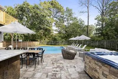 Image de Re-modernized home with heated saltwater pool, home office, gym, electric. . .