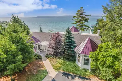 Image de Contemporary Crystal Lake Beachfront Cottage