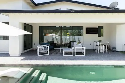Image de Orange Blossom by LuxeKey | Modern Luxury Home in Old Town w/ Free Pool Heat