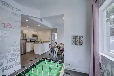 Graffitiland Apt 2br\/3ba w\/Games Table in Wynwood!