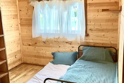 Image de Spacious waterside cabin near Waterton Nat’l Park