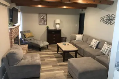 Image de Beautiful newly remodeled 3 bed 2 bath foothills home. No cleaning fees.