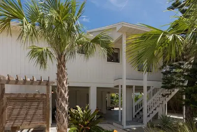 Image de \"Seagrape Cottage\" Steps to the Beach